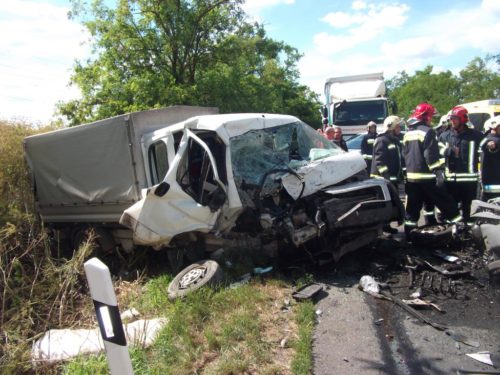 T  dlicher Unfall auf der Hauptstra  e bei T  r  kszentmikl  s Ungarn